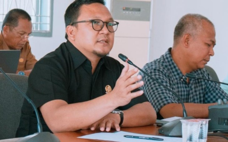 Ketua Komisi II Dodi Martian, S.Hut, M.M saat menanggapi langsung aspirasi para pedagang ayam potong