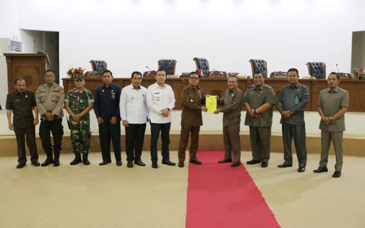 Foto bersama usai sidang paripurna