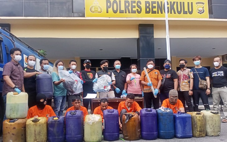 Tersangka dan barang bukti saat diamankan