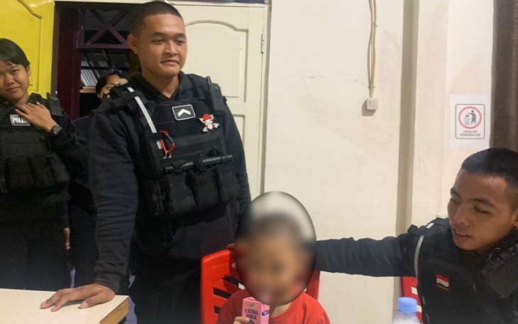 Ditsamapta Polda Kalteng saat Selamatkan Anak Balita Berjalan Sendirian Tengah Malam