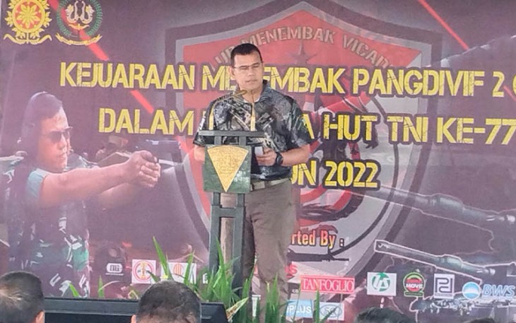 Pangdivif 2 Kostrad Mayjen TNI Syafrial P.S.C.,MTr.(Han) saat memberi kata sambutan.