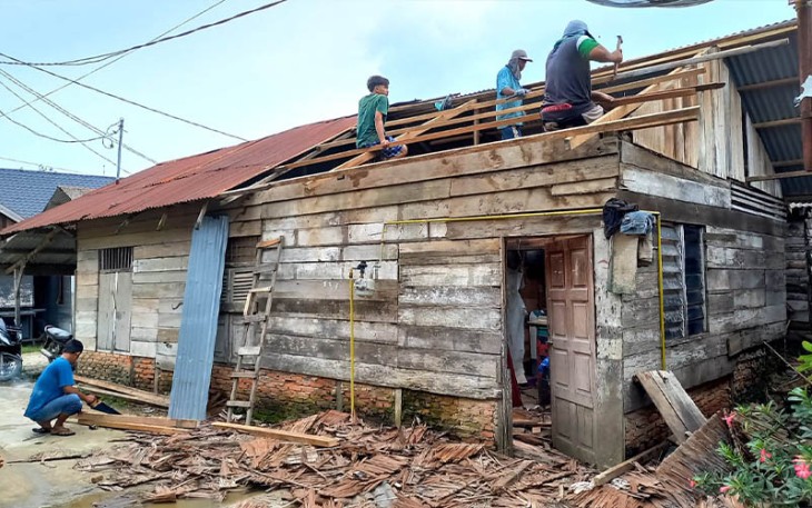 Proses renovasi rumah warga yang bocor