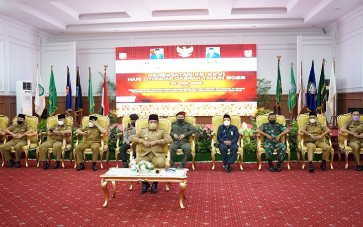 Wakil Gubernur (Wagub) Bengkulu Rosjonsyah saat mengikuti peringatan Otda secara Virtual dari Balai Daerah Semarak Bengkulu, Senin 26/4/2022.