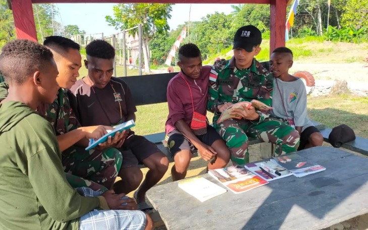 Personel Satgas Yonif 126/Kala Cakti Pos KM140 saat ajarkan membaca dan menulis bagi anak-anak 