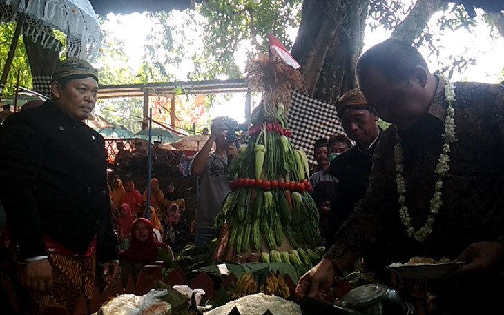 Bupati Karanganyar Juliyatmono mengambil nasi tumpeng didampingi Kades Mojoroto, Ngatno dan Kadus Dawe, Suratno di komplek Sendang Bejen, Jumat (5/8/2022).