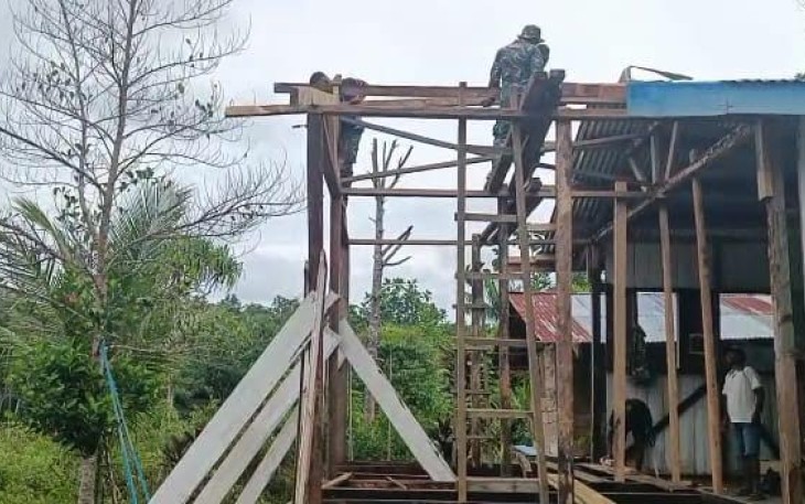 Personel Satgas Yonif 126/KC saat Bantu Renovasi Gereja di Perbatasan Papua