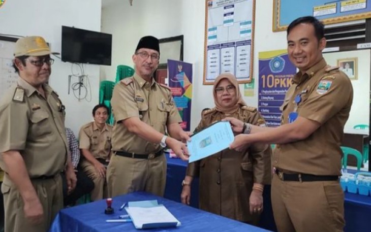 Penyerahan SK Plt Camat Krui Selatan dikantor kecamatan Krui selatan, Senin (03/10/2022).