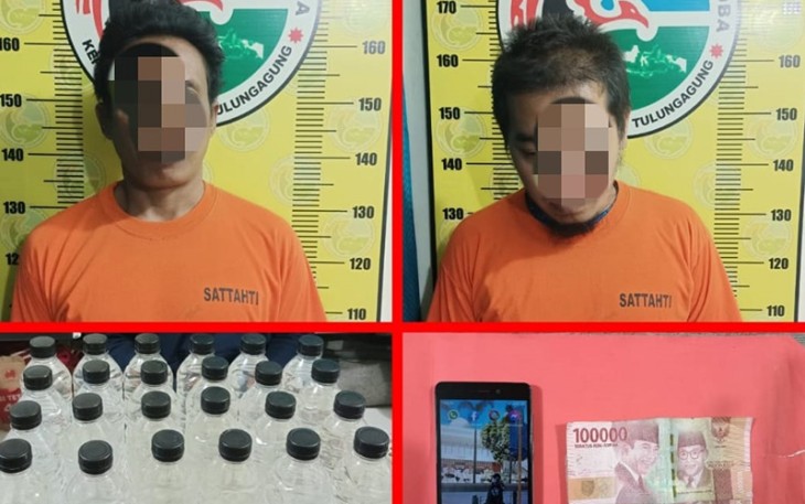 Dua pengedar miras dan barang bukti saat diamankan 