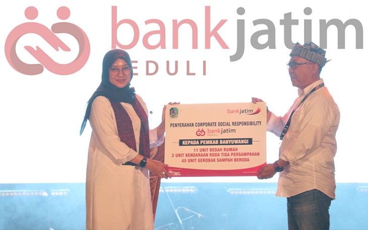Bank Jatim saat Salurkan CSR ke Pemkab Banyuwangi 