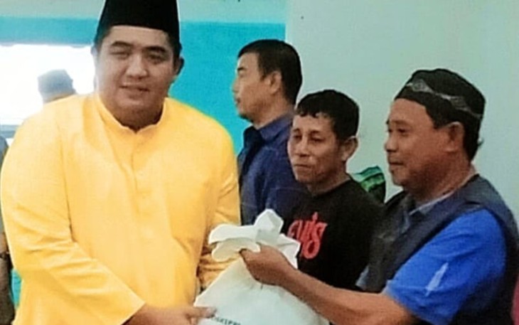 Bupati Bintan Roby Kurniawan SPWK saat turut membagikan bantuan sembako ke masyarakat.