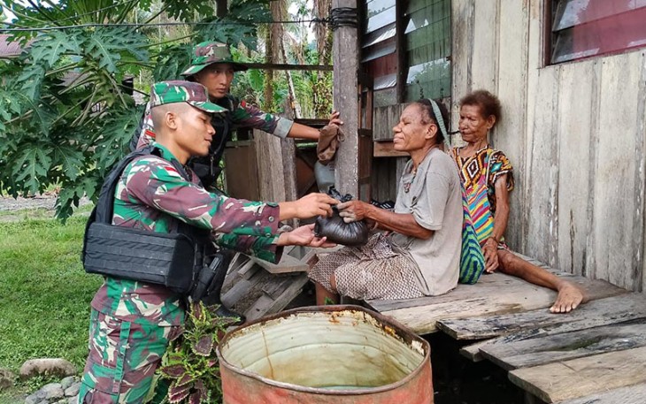 Satgas Yonif 126/KC Bantu Mengatasi Kesulitan Rakyat Di Perbatasan RI-PNG