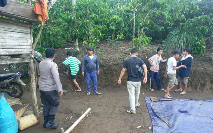 Sat Reskrim Polres Rejang Lebong saat melakukan penyelidikan sekaligus pengecekkan tempat kejadian perkara.