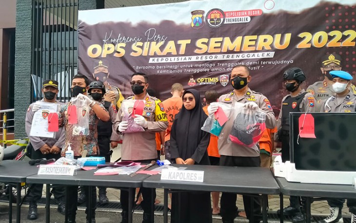 Kapolres Trenggalek, AKBP Alith Alarino, SIK, saat menggelar konferensi pers di halaman Mapolres Trenggalek, Jum'at (30/9/2022).