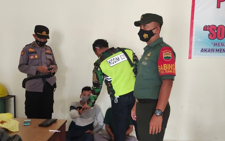 Babinsa Kijang Kota Koramil 02/0315 Tanjungpinang Bersama Aparat Keamanan Lainnya saat berhasil ringkus Terduga Kurir Narkoba 