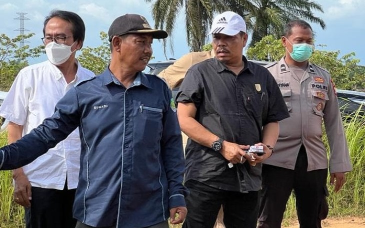 Anggota DPRD Provinsi Bengkulu saat mengecek Makam Longsor di Pondok Kelapa
