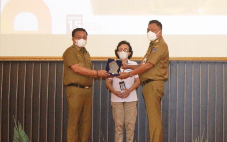Walikota Bitung Maurits Mantiri (Kiri) saat menerima penghargaan