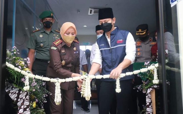 Bupati Trenggalek, Mochamad Nur Arifin, Bersama Kajari Trenggalek, Mas Nur, saat meresmikan balai rehabilitasi Adhiyaksa di RSUD dr Soedomo, Rabu (27/7/2022).