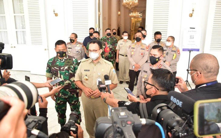 Gubernur DKI Jakarta Anies Baswedan didampingi Pangdam Jaya Mayjen Untung Budiharto saat diwawancarai wartawan