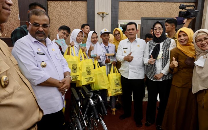 Gubernur Ansar saat Serahkan Bantuan, Selasa (06/12). 