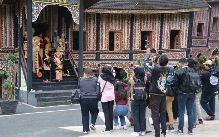 Suasana lomba fotografi di halaman Pusat Dokumentasi dan Informasi Kebudayaan Minangkabau.