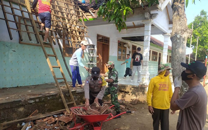 Babinsa Kodim 0802/Ponorogo saat Ikut Gotong Royong Kerja Bakti