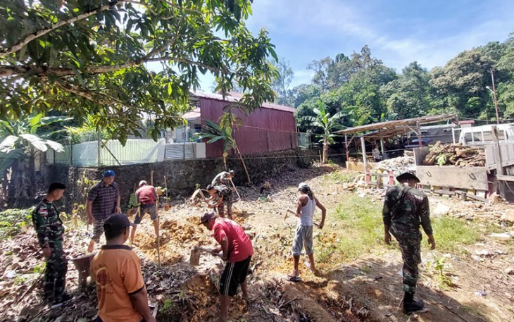Satgas Pamtas Yonif 645/Gty saat Bantu Pembuatan Tempat Wudhu dan WC Masjid Shirotul Jannah