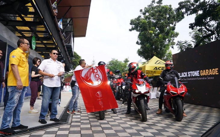 Ketua MPR RI sekaligus Ketua Umum Ikatan Motor Indonesia (IMI) Bambang Soesatyo saat melepas rombongan touring Rolling Thunder Parade 21 Tahun Ducati Official Club Indonesia (DOCI). 
