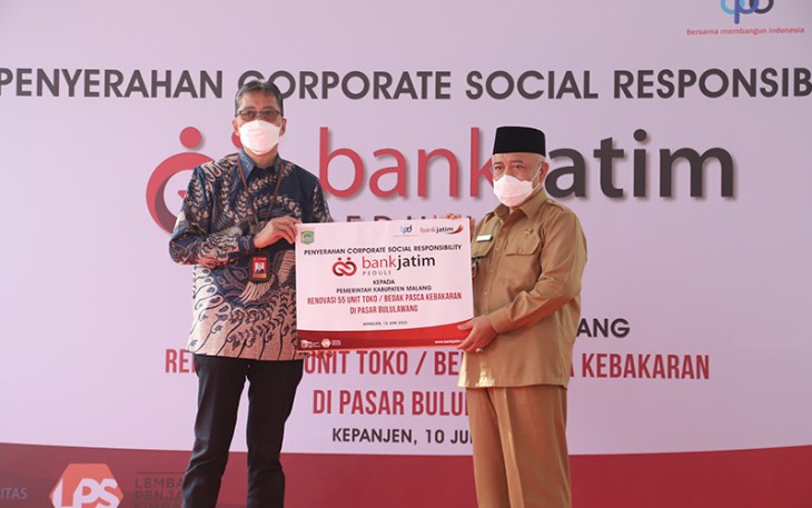 Penyerahan CSR secara simbolis oleh Direktur Utama Bankjatim Busrul Iman kepada Bupati Kabupaten Malang Drs. H. M.  Sanusi MM.
