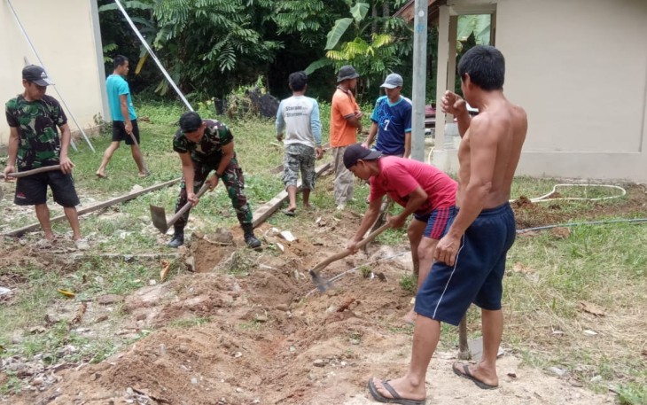 Satgas Pamtas RI-MLY Yonif 645/GTY Bersama Warga Perbatasan saat Karya Bhakti Pembuatan Jalan