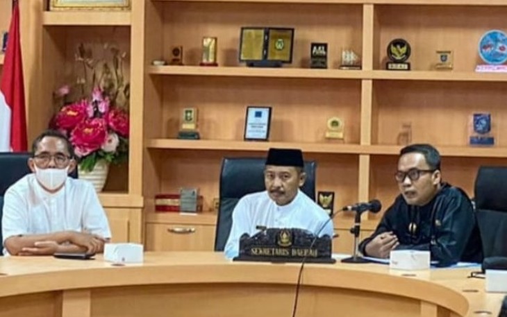 Di Ruang Rapat Sekda, Dompak, Jumat (2/12), Sekretaris Daerah Provinsi Kepulauan Riau Adi Prihantara membuka Focus Group Discussion (FGD) terkait Finalisasi Naskah Akademis Ranperda P4GN. 