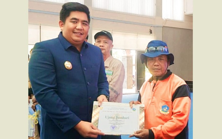 Plt Bupati Bintan Roby Kurniawan SPWK saat menyerahkan bantuan