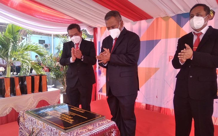 Sekjen Kementerian ESDM Ego Syahrial ( tengah) menandatangani prasasti pengembangan rumah sakit Bhina Migas Cepu
