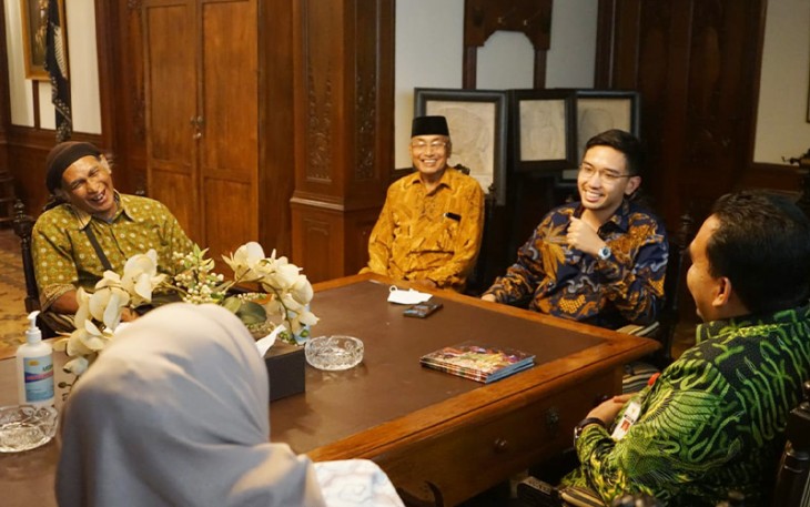 Bupati Blora Arief Rohman saat berbincang hangat dengan Raja Mangkunegaran X di Surakarta.