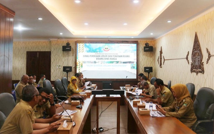 Bupati Blora Arief Rohman memimpin rapat terkait status jalan yang akan diusulkan menjadi jalan provinsi.