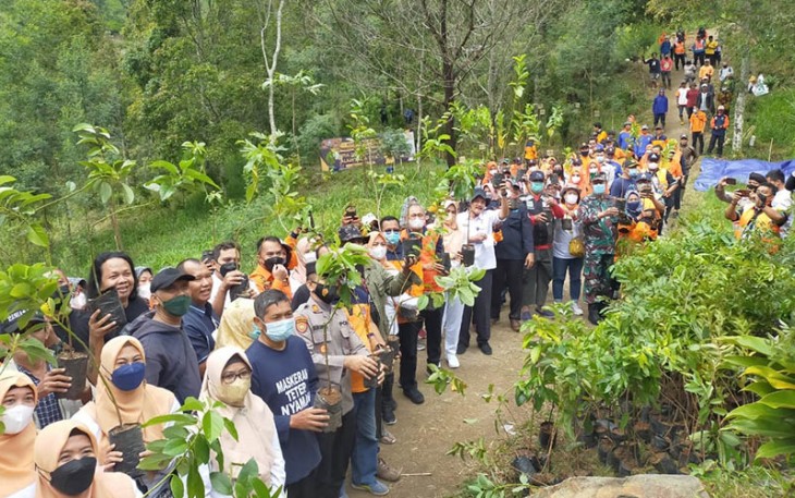 Aksi tanam pohon dengan menggandeng berbagai komunitas di area wisata di Dusun Wonomulyo, Desa Genilangit Kecamatan Poncol, Kabupaten Magetan.