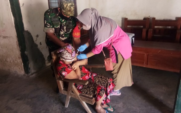 Serda Slamet Anggota Koramil 0803-16/Wonoasri bersama Perangkat Desa dan Tenaga Kesehatan, saat melaksanakan serbuan vaksinasi dosis ketiga bagi ODGJ di Desa Wonoasri,Kec. Wonosari, Kab. Madiun, Selasa (30/8/2022).