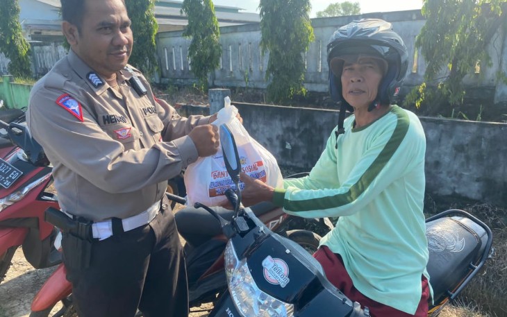 Personel Ditlantas Polda Bengkulu saat salurkan bantuan 