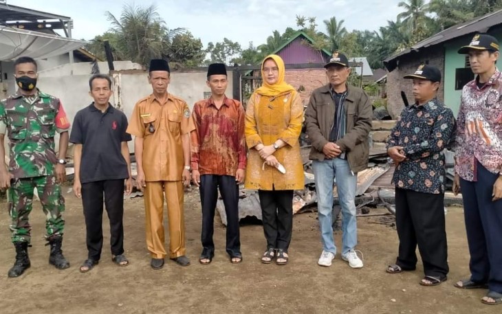 Foto bersama usai melakukan peninjauan dan pemberian santunan
