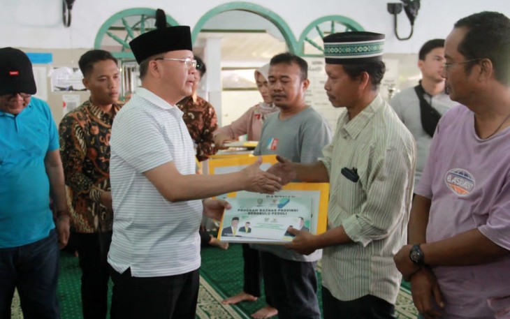 Gubernur Rohidin saat Serahkan Bantuan Korban Kebakaran di Lingkar Timur Kota Bengkulu