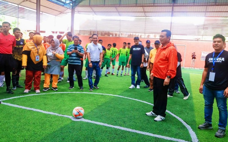 Gubernur Prov Kepri H.Ansar Ahmad SE.MM., hendak menendang bola tanda dibukanya pertandingan futsal