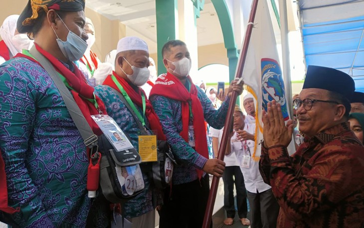 Walikota Bitung Maurits Mantiri saat melepas 25 calon jamaah haji Kota Bitung