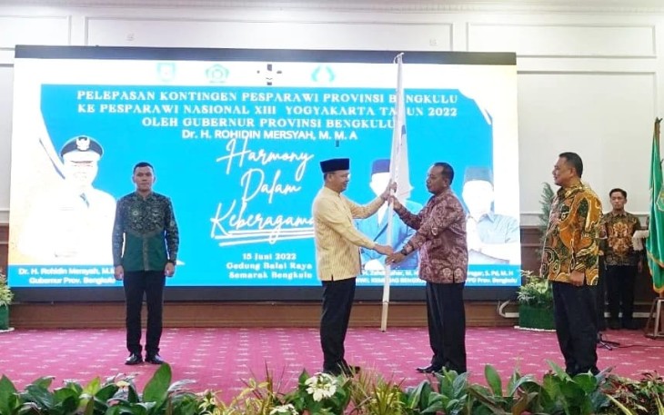 Gubernur Bengkulu Rohidin Mersyah saat melepas kontingen Pesparawi Bengkulu.