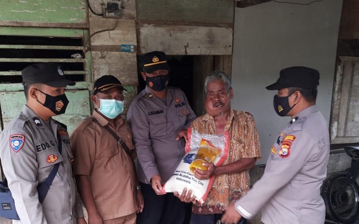 Polsek Mukomuko Selatan saat Berikan Bantuan Sembako ke Warga yang Sakit