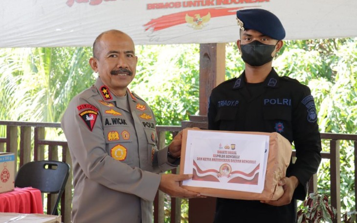 Kapolda Bengkulu saat Berikan Bantuan Sembako Secara Langsung