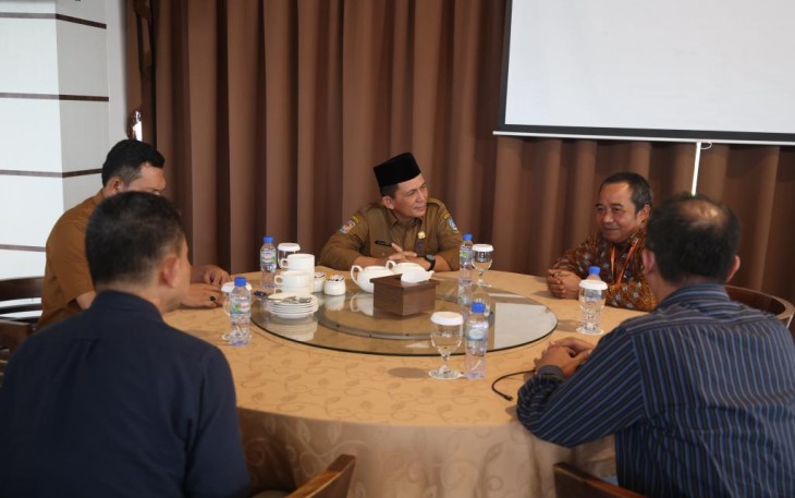Gubernur Kepulauan Riau H. Ansar Ahmad saat beraudiensi dengan Direktur Utama PT. PLN Bright Batam Muhammad Irwansyah di Hotel CK Tanjungpinang, Selasa (25/10). 