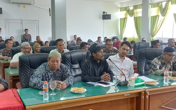 Ratusan warga saat beraudiensi dengan DPRK Aceh Timur