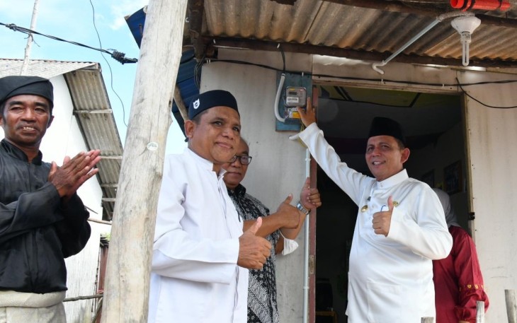 Gubernur Ansar saat Nyalakan Listrik di Kampung Tanjung Gundap 
