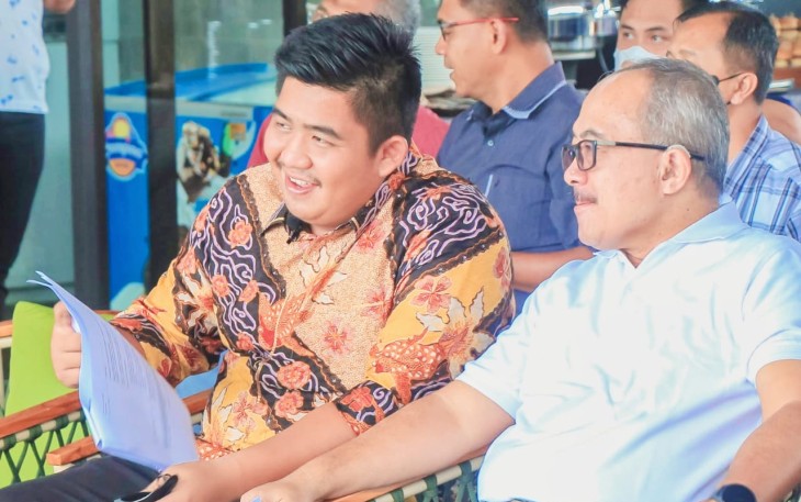 Duta Besar Republik Indonesia untuk Singapura Suryo Pratomo (kanan) saat bersama Plt Bupati Bintan Roby Kurniawan 
