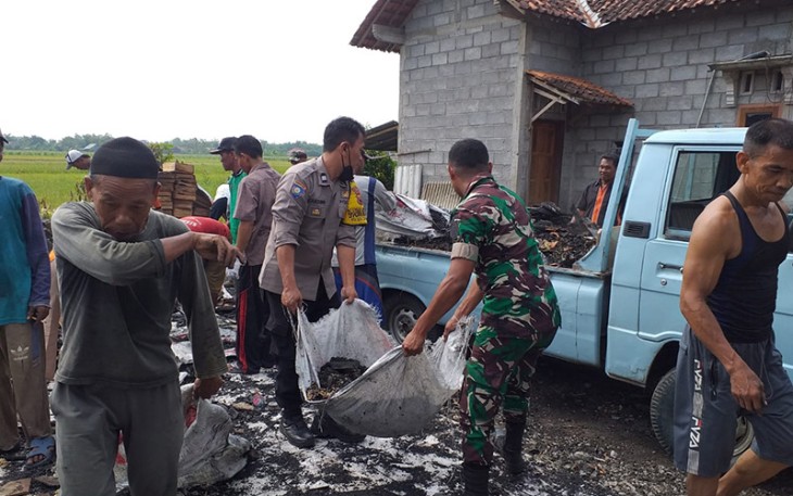 Polsek Cepiring melaksanakan baksos di rumah korban kebakaran Desa Sidomulyo RT 08 RW 01 Kecamatan Cepiring, Sabtu (18/3/2022).