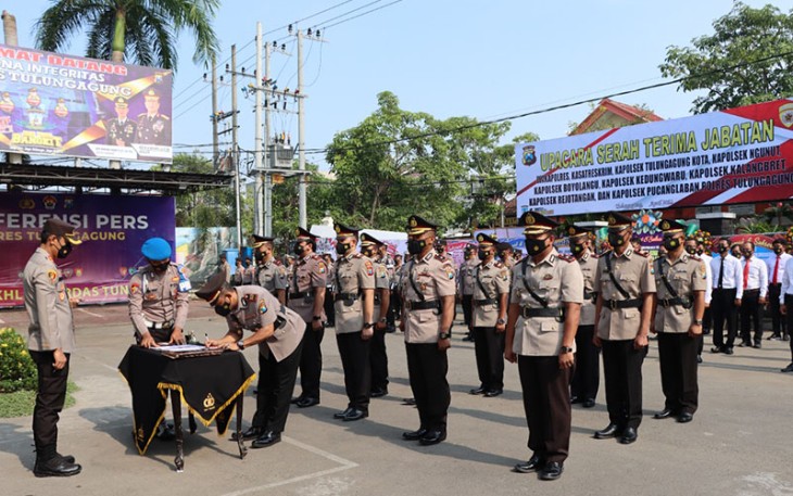 Upacara serah terima jabatan (sertijab) yang dilaksanakan di halaman Mapolres Tulungagung, Jumat (01/04/2022) pagi.